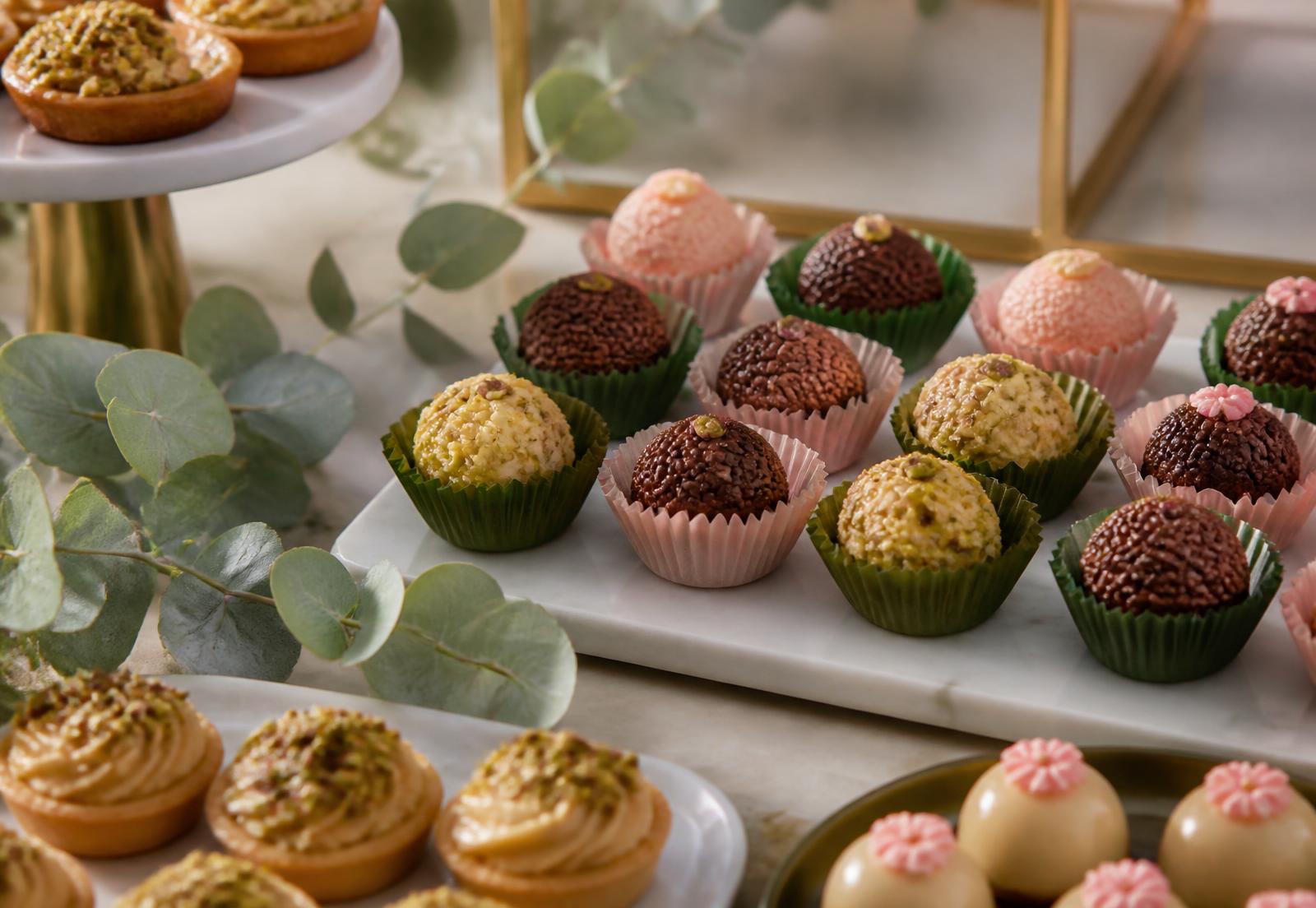 Mesa de doces artesanais da confeitaria Nayara Lisboa